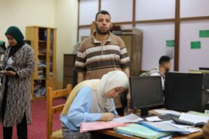 FB IMG 1756755319736 بحضور العميد.. طلاب كلية الإعلام بقنا يقدمون ملفات الالتحاق