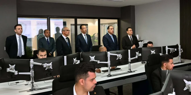 رئيس الوزراء يتفقد مركز التحكم والسيطرة والدعم الفني في العاصمة الجديدة