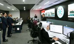 رئيس الوزراء يتفقد مركز التحكم والسيطرة والدعم الفني في العاصمة الجديدة1
