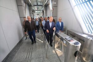 FB IMG 1775910715873 صور .. وزير النقل يتفقد الأتوبيس الترددي السريع BRT ويلتقي عددا من المواطنين