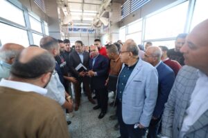FB IMG 1775910723408 صور .. وزير النقل يتفقد الأتوبيس الترددي السريع BRT ويلتقي عددا من المواطنين