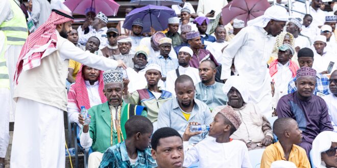 IMG 20260405 WA0009 1 بمتابعة آل الشيخ.. توزيع أكثر من 80 ألف عبوة مياه وعصائر لجماهير الاستاد الرياضي خلال تصفيات جائزة تنزانيا الدولية لحفظ القرآن الكريم