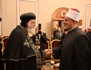 مفتي الجمهورية يهنئ البابا تواضروس الثاني بعيد القيامة