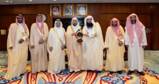 IMG 20260412 WA0007 "آل الشيخ" يتسلم درع "الشخصية العالمية المؤثرة" في خدمة القرآن الكريم