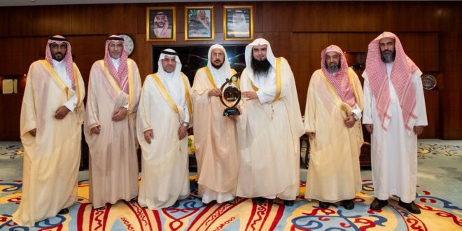 IMG 20260412 WA0007 "آل الشيخ" يتسلم درع "الشخصية العالمية المؤثرة" في خدمة القرآن الكريم