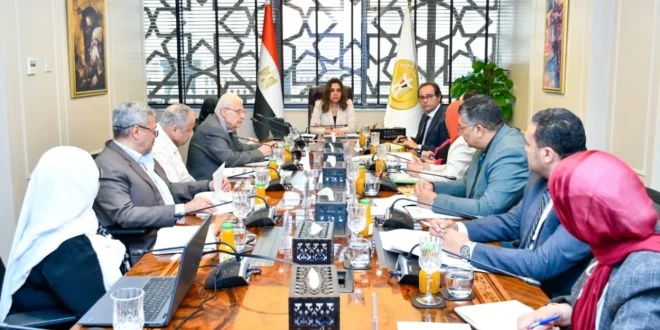 اجتماع وزيرة التنمية مع قيادات الوزارة