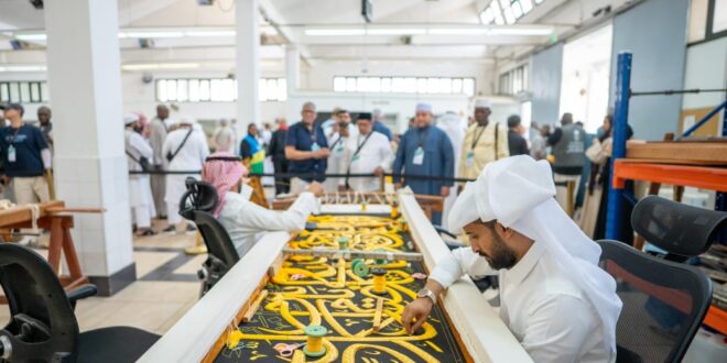 IMG 20260523 WA0001 ضيوف برنامج خادم الحرمين الشريفين للحج يزورون مصنع كسوة الكعبة المشرفة ومعرض الوحي