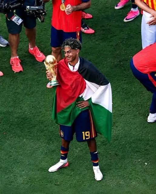 صورة لامين جمال بالعلم الفلسطيني