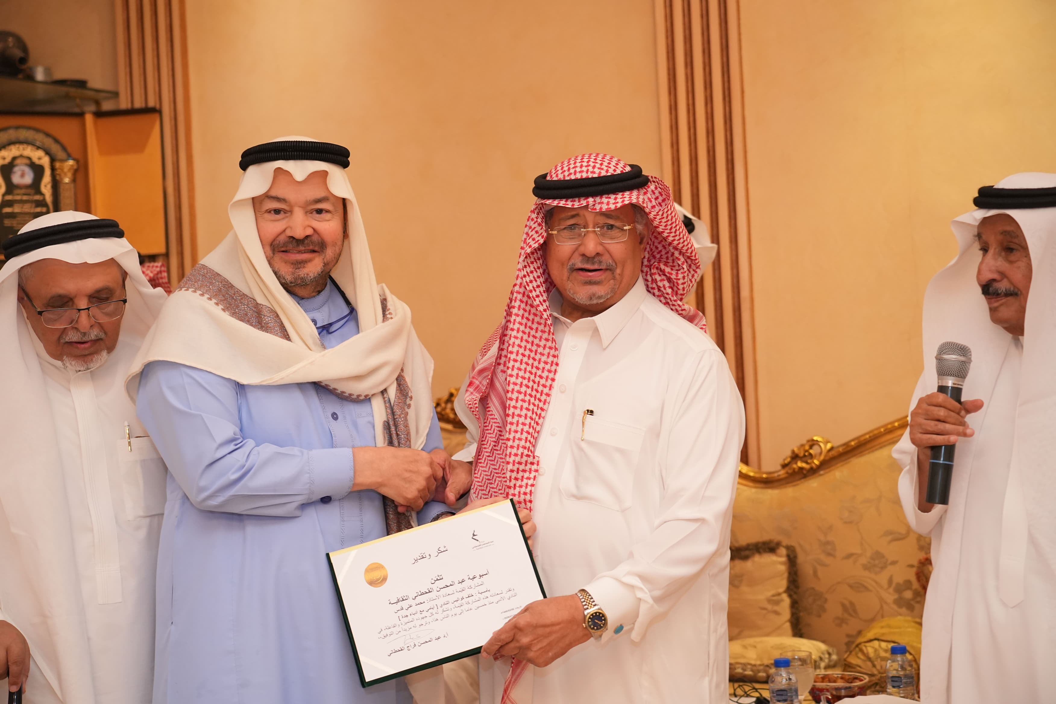 أسبوعية القحطاني تحتفي بأدباء جدة