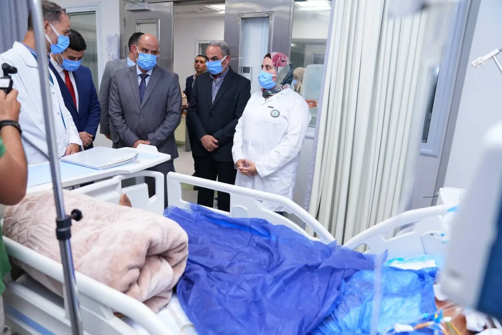 محافظ الإسماعيلية يزور مصابي حادث طريق الدواويس