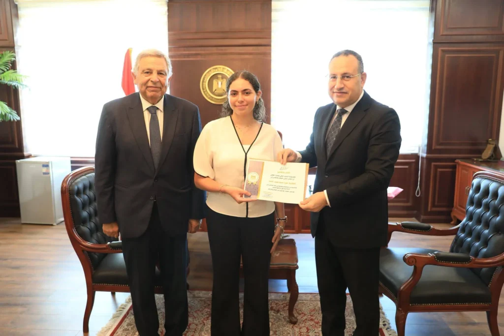 وزير التعليم العالي يكرم فتاة مول أرابيلا بلازا