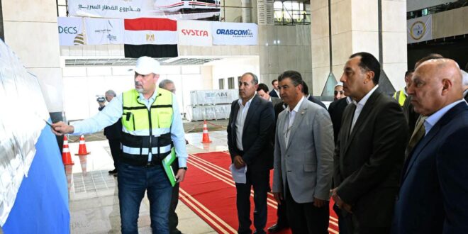 رئيس الوزراء يتفقد مشروع القطار الكهربائي السريع